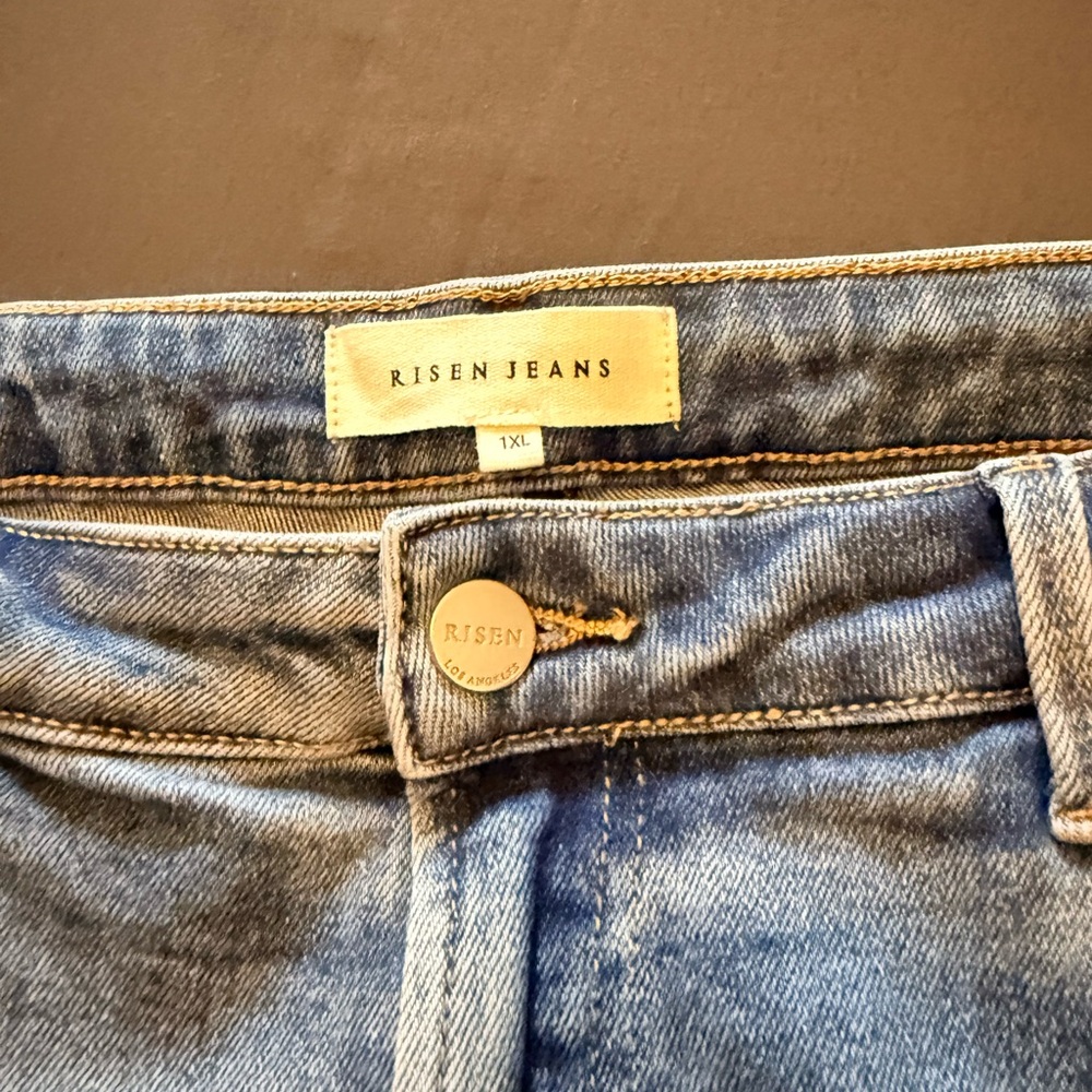 Stylish Distressed Risen Jeans - Picture 6 of 7